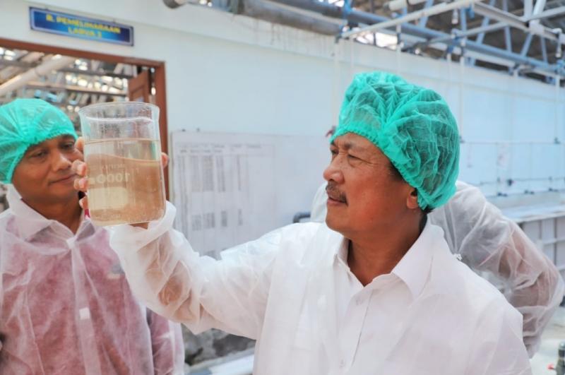 Caption Foto:  Menteri Kelautan dan Perikanan Sakti Wahyu Trenggono bersama Wakil Bupati Kabupaten Karangasem I Wayan Artha Dipa mengunjungi Balai Produksi Induk Udang Unggul dan Kekerangan (BPIU2K) di Karangasem Bali, Selasa (24/1/2023). Dalam kunjungannya, Menteri Trenggono melihat perkembangan penyempurnaan program induk udang unggul vaname NuSa Dewa.