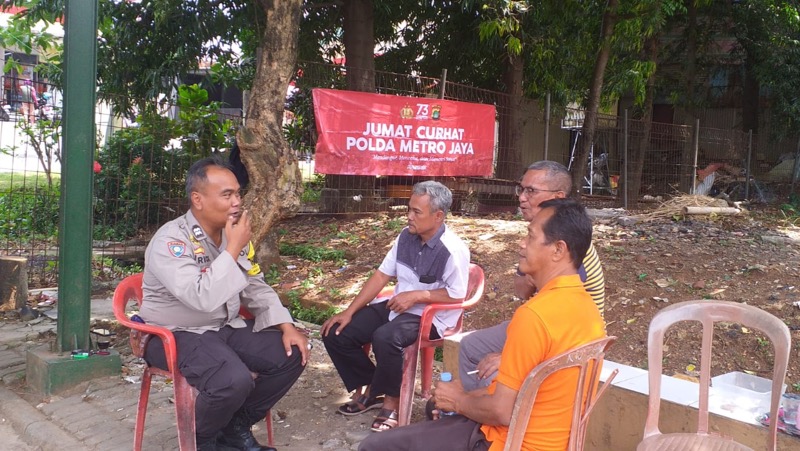 Bhabinkamtibmas Pengasinan Aiptu Erik, Polsek Bekasi Timur. Foto: istimewa.