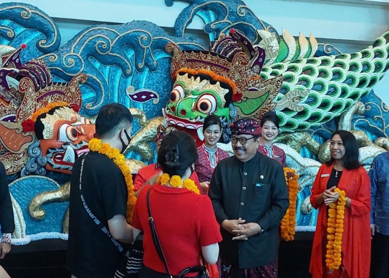 Wakil Gubernur Provinsi Bali, Tjokorda Oka Artha Ardana Sukawati saat menyambut wisatawan China yang tiba di Bali pada Ahad (22/1/2023).