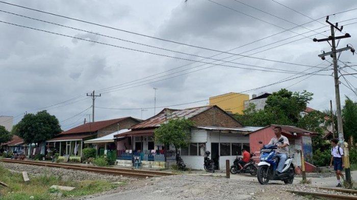 Rel kereta api di Jalan Pantai Timur, Kecamatan Medan Helvetia.