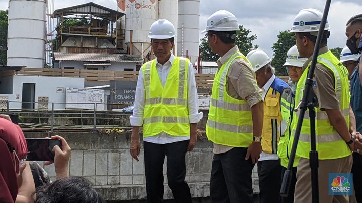 Presiden Jokowi meninjau proyek sodetan Kali Ciliwung, Selasa (24/1/2023) ditemani Pj Gubernur DKI Heru Budi.