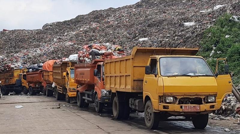 Truk sampah mengantre saat melakukan pembuangan di TPA Burangkeng, Kabupaten Bekasi, Kamis (26/1/2023).