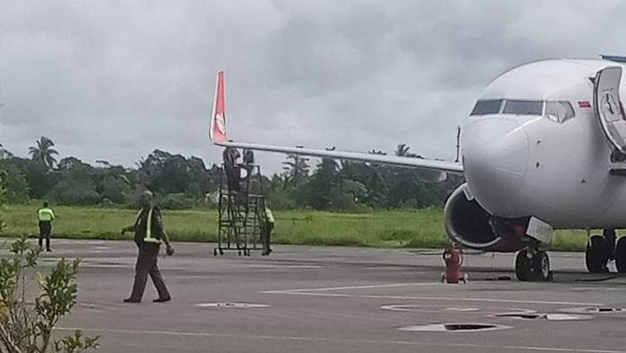 Sayap pesawat Lion Air menabrak atap garbarata Bandara Mopah, Merauke.