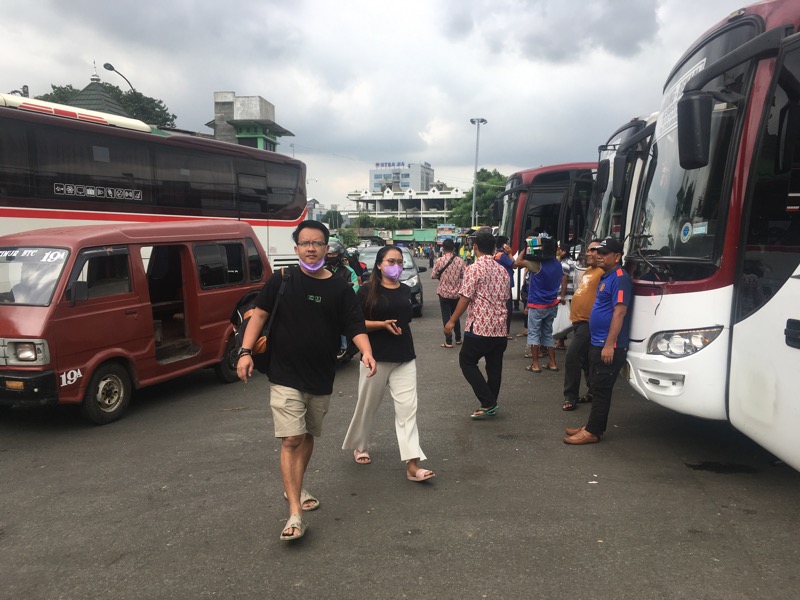Dua calon penumpang bus di Terminal Induk Kota Bekasi, Kamis (26/1/2023). Foto: BeritaTrans.com.