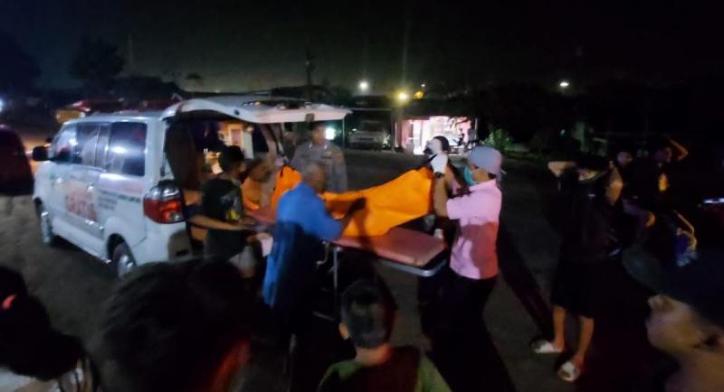 Kepolisian Sektor Panjang Polresta Bandarlampung Polda Lampung mengevaluasi dan melakukan identifikasi korban tertabrak di rel kereta api di Kampung Sukajadi Kelurahan Pidada Panjang, Kamis (26/1) malam. 