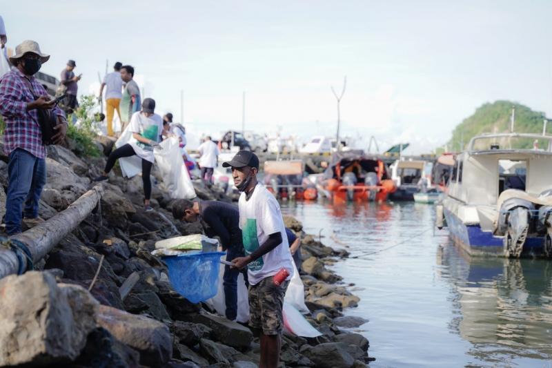 Bersih sampah di Marina Labuan Bajo