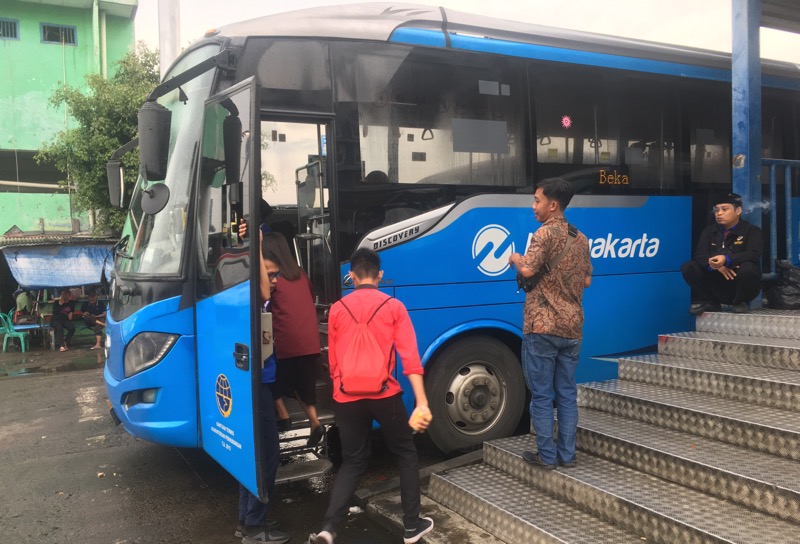 Penumpang bus Transjakarta di Terminal Induk Kota Bekasi, Kamis (26/1/2023) sore. Foto: BeritaTrans.com.