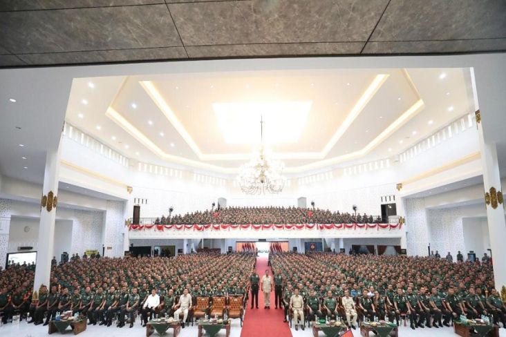 Menteri Pertahanan Prabowo Subianto bersama 2.000 Prajurit Bintara Pembina Desa (Babinsa) TNI AD di wilayah Kodam IV/Diponegoro di Balai Diponegoro Kodam IV/Diponegoro, Semarang, Rabu (25/1/2023).