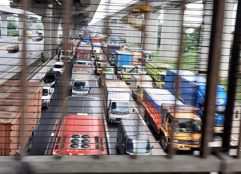 Kepadatan arus lalu lintas di tol Cikampek arah Jakarta pada Jumat (27/1/2023). Terlihat dari Bekasi Timur kendaraan berjalan melambat dan jalan tol tampak penuh.