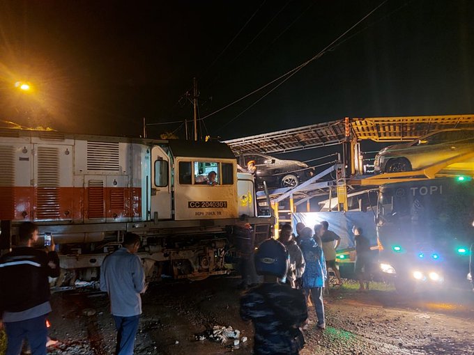 KA Sancaka tertabrak truk pengangkut mobil di perlintasan tidak resmi di Petak antara Stasiun Mojokerto - Tarik, Kamis, 26 Januari 2023.(Twitter)