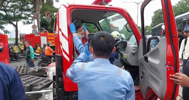 Dua mobil damkar alami kecelakaan beruntun saat hendak ke lokasi kebakaran sebuah pabrik di kilometer 14 Jalan Daan Mogot, Jumat (27/1/2023).