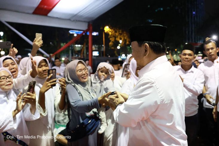 Menhan Prabowo Subianto menyalami masyarakat yang menghadiri zikir dan doa bersama di Lapangan Benteng, Medan.