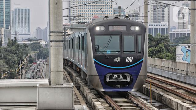 Rangkaian kereta MRT melintas menuju stasiun di Jakarta, Kamis (20/10/2022). Selama 2022, perseroan menargetkan volume penumpan bisa mencapai rata-rata harian menyentuh 40.000 orang per hari. 