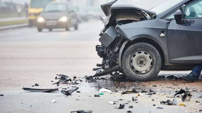 Foto:Ilustrasi mobil alami kecelakaan.