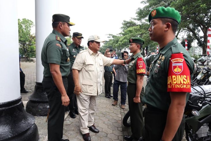 Menhan Prabowo Subianto menyerahkan 100 unit sepeda motor untuk mendukung tugas operasional Babinsa TNI AD di wilayah Kodam IV/Diponegoro, Semarang.