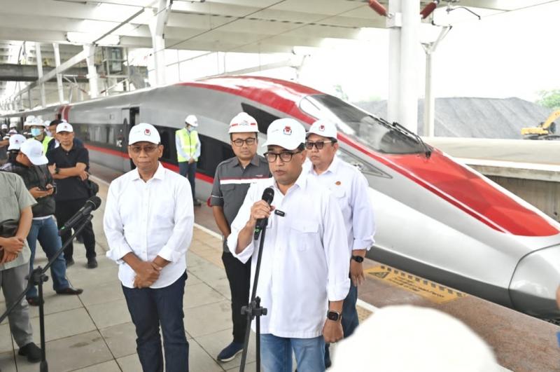 Menhub Budi Karya Sumadi bersama Dirjen Perkeretaapian Risal Wasal, Dirut KAI Didiek Hartantyo, dan Dirut KCIC Dwiyana Slamet Riyadi pada saat meninjau proyek KCJB di Stasiun Tegalluar, Kabupaten Bandung, Jawa Barat, Sabtu (28/1/2023).