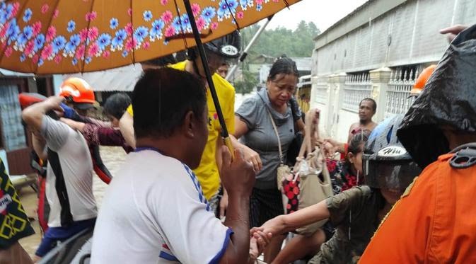 Penanganan warga terdampak bencana di Kota Manado, Jumat (27/1/2023). Wali Kota Manado tetapkan status keadaan darurat penanganan bencana. 