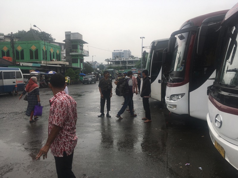 Kru bus Primajasa bersiaga menjaring penumpang di Terminal Induk Kota Bekasi, Sabtu (28/1/2023). Foto: BeritaTrans.com.