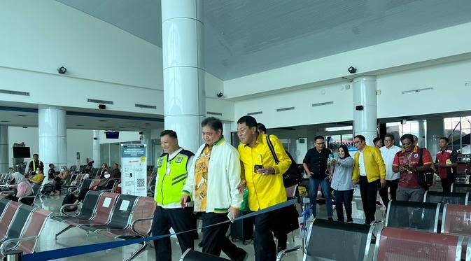 Pesawat khusus yang ditumpangi rombongan Menteri Perekonomian RI Airlangga Hartanto dan Gubernur Jawa Barat (Jabar) Ridwan Kamil gagal mendarat di Manado. (Foto:Arfandi Ibrahim)