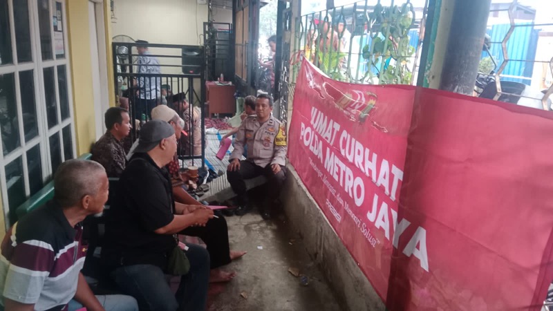 Bhabinkamtibmas Bekasi Jaya, Aipda Heryanto mengunjungi warga masyarakat dalam program Jumat Curhat Polda Metro Jaya.