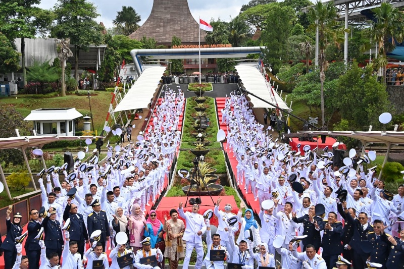 Wisudawan Poltekpel Banten di TMII