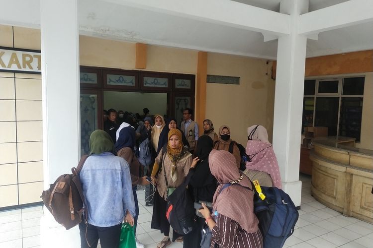 Para Pekerja Migran Indonesia Ilegal saat ditampung di shelter Kantor UPT-P2TKI Disnakertrans Jatim.(KOMPAS.COM/MUCHLIS)