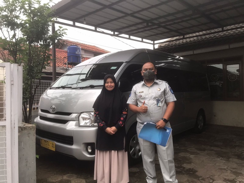 Petugas Jasa Raharja Samsat Jatinangor, Suryadi Kusumah melakukan giat door to door dengan mengunjungi ke PO Eksotik Jawa Wisata, Sabtu (28/1/2023). Foto: istimewa.
