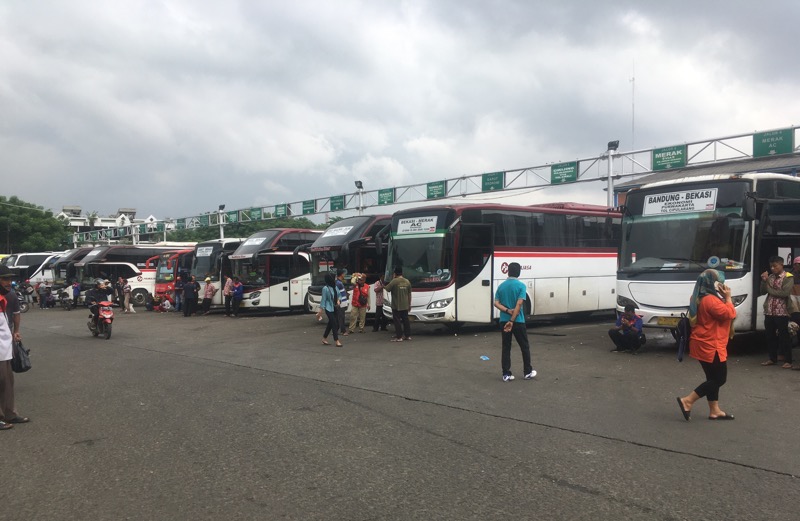 Bus antarkota di area keberagkatan Terminal Induk Kota Bekasi, Senin (30/1/2023). Foto: BeritaTrans.com.