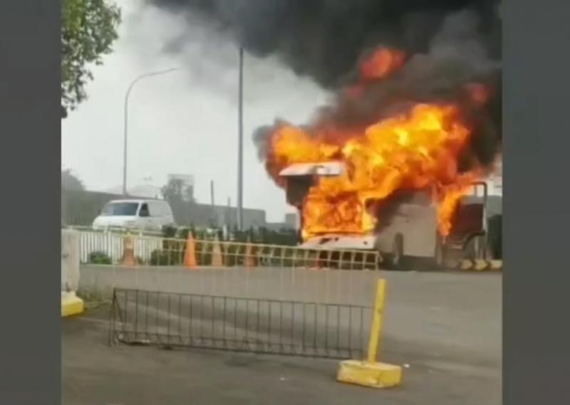 Bus mengalami kebakaran di area parkir MBH, Kota Bekasi, Senin sore.