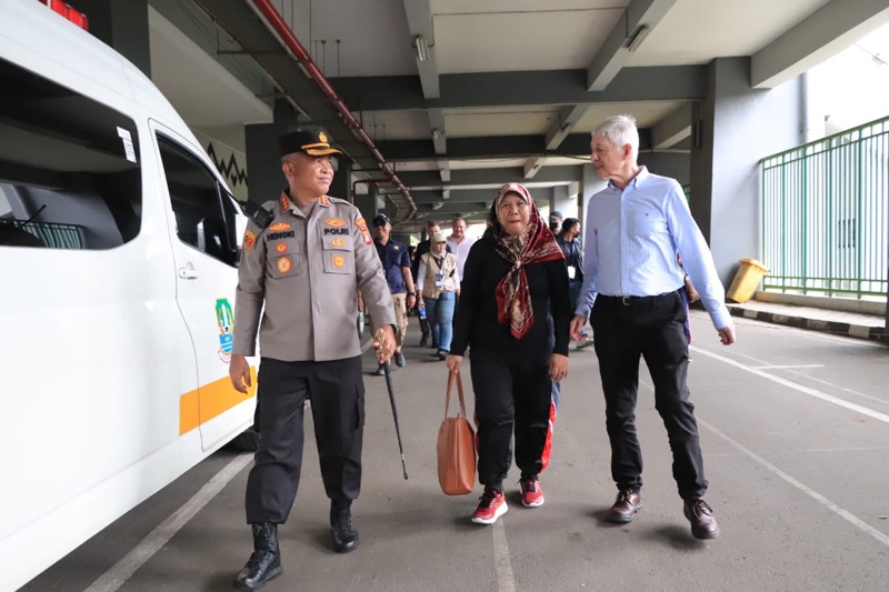 Kapolres Metro Bekasi Kota Kombes Pol Hengki,  mendampingi kunjungan Prof. John Cudihy Pengajar Manajeman Pengaman Stadion (Stadium Security Management Course) Conventry University Inggris. Foto: istimewa.