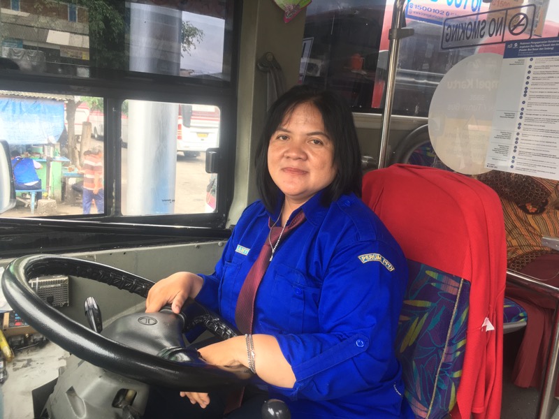 Fitrianti, pengemudi bus Transjakarta rute Bekasi Timur-Cawang. Foto: BeritaTrans.com.