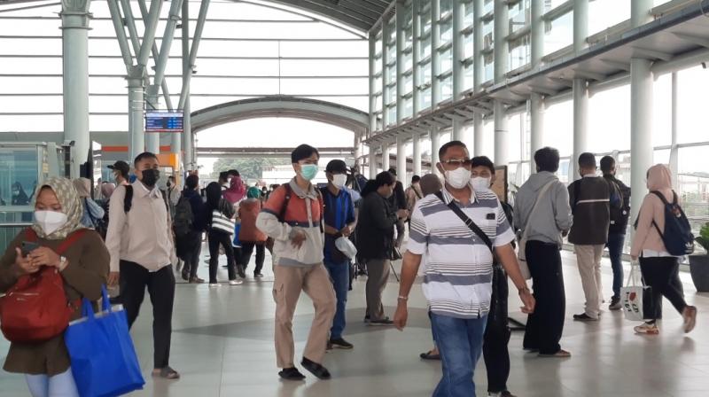 Penumpang KRL tiba dan masuk di Stasiun Bekasi, Senin (30/1/2023).