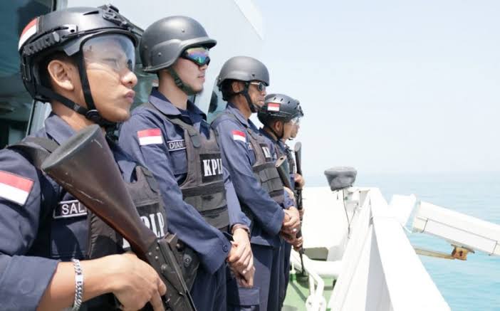 Tim KPLP saat bertugas jaga laut dan pantai