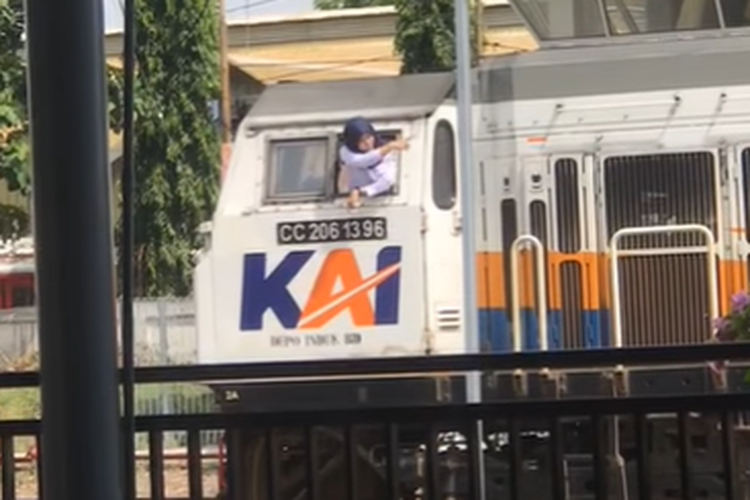 Tangkapan layar unggahan video yang memperlihatkan aksi calon asisten masinis perempuan melakukan tunjuk-sebut memberangkatkan kereta api.(INSTAGRAM.com/@sahabat_kereta)