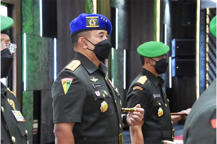 Letjen TNI (Purn) Chandra W Sukotjo jadi salah satu Jenderal TNI bintang tiga yang pensiun di tahun 2023. Jabatan terakhir Letjen Chandra adalah Danpuspomad. 
