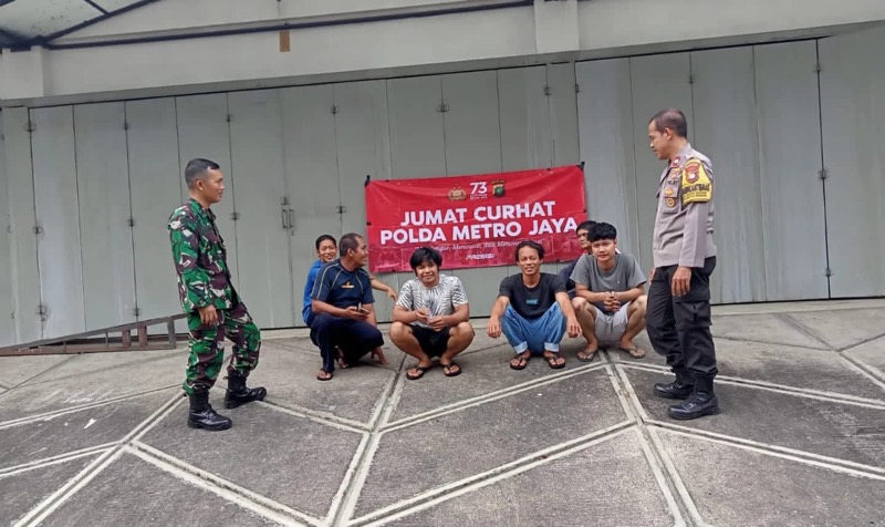 Bhabinkamtibmas Polsek Bantargebang Aiptu Zainal M bersama Babinsa Koramil Bantargebang Sertu Sipayung, melaksanakan giat Door to Door Sistim (DDS) dalam rangka patroli kamtibmas kewilayahan.