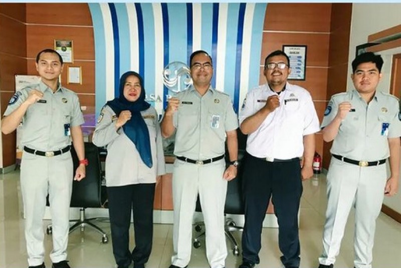 Kepala Jasa Raharja Perwakilan Sukabumi, Rulo Ulih Toto Surbakti menerima kunjungan kerja Kepala Bidang PJU Dinas Perhubungan (Dishub) Kota Sukabumi, Lilis dan bagian Administrasi, Muhamad Rusdi dari Dinas Perhubungan Kota Sukabumi. Foto: istimewa.