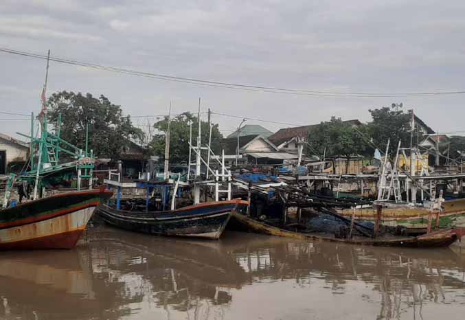 Sejumlah bangkai kapal dibiarkan bersandar di kawasan muara sungai Kelurahan Mandaranrejo, Selasa (31/1/2023). (Foto: Ihsan Khoiri)