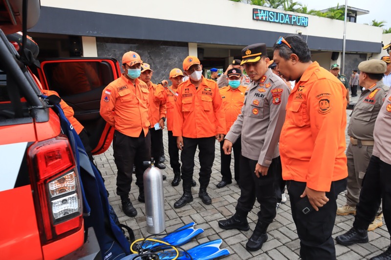 Wakapolres Metro Bekasi Kota, AKBP Rama Samtama Putra mengecek peralatan pendukung tanggap bencana.
