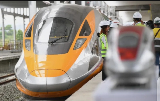 Kereta Cepat Inspeksi Dihadirkan Di Lokasi Proyek Kereta Cepat Jakarta Bandung di Stasiun Tegalluar, Kabupaten Bandung, Jawa Barat. ANTARA FOTO/Hafidz Mubarak/foc.