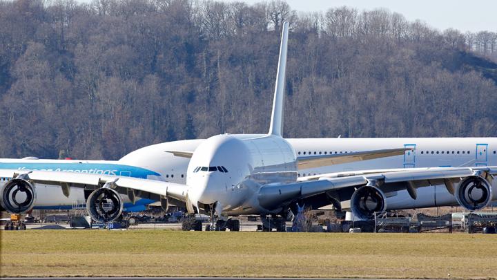 Pesawat Superjumbo A380 Airbus terletak di landasan di mana ia dibongkar di tempat perusahaan daur ulang dan penyimpanan ruang angkasa Prancis Tarmac Aerosave di Tarbes, Prancis barat daya, 14 Februari 2019. A380 merupakan pesawat terbang terbesar dengan dua tingkat, yang memiliki ruang kabin luas untuk penumpang. REUTERS/Regis Duvignau