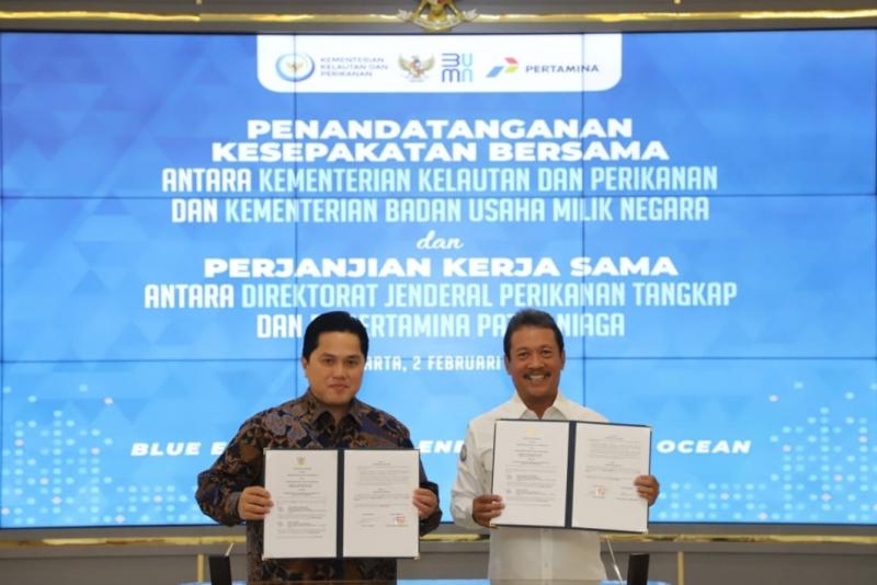 Menteri Kelautan dan Perikanan Sakti Wahyu Trenggono bersama Menteri BUMN Erick Thohir menandatangani Kesepakatan Bersama Pengembangan dan Sumber Daya Kelautan dan Perikanan antara KKP dan Kementerian BUMN di Kantor Pusat KKP, Jakarta, Kamis (2/2/2023). Kesepakatan ini melahirkan kerjasama antara Ditjen Perikanan Tangkap KKP dengan PT Pertamina Patra Niaga dalam menghadirkan kemudahan BBM bersubsidi bagi nelayan di Indonesia.