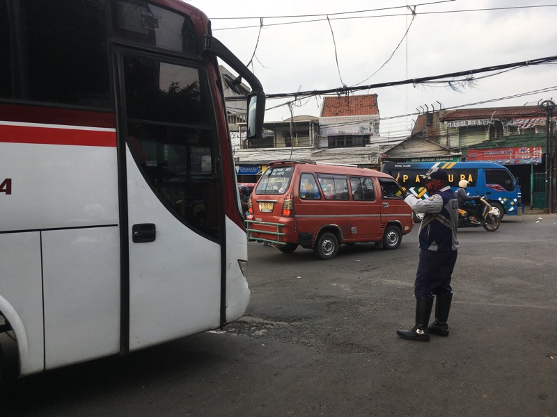 Petugas Dinas Perhubungan Kota Bekasi mengatur lalu lintas di Terminal Induk Kota Bekasi, Kamis (2/2/2023).