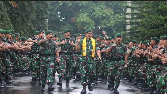 Panglima Kostrad Letjen TNI Maruli Simanjuntak mengunjungi Yonif MR 411/Pandawa Kostrad dan memberikan pengarahan kepada prajurit yang akan dinas di Papua. 
