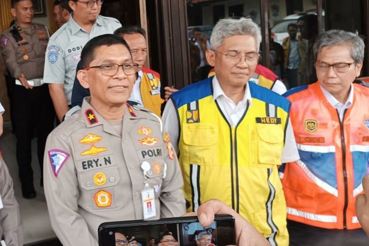 Dirkamsel Korlantas Polri Brigjen Pol Ery Nursantari memeriksa persiapan mudik Lebaran 2023 di Cirebon.