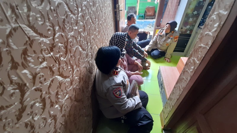 Kegiatan Polwan  Polres Metro Bekasi Kota, dalam rangka Jum`at Curhat Bersama Srikandi Polres Metro Bekasi Kota yang digelar oleh AKP Winarsih dan Ipda Rencana di Kampung Penggilingan RT 02 RW 01 Kelurahan Harapan Baru Kecamatan Bekasi Utara, Kamis (2/2/2023). Foto: istimewa.