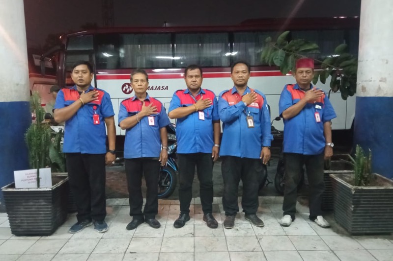 Pengurus bus Primajasa giat piket malam di Terminal Induk Kota Bekasi.