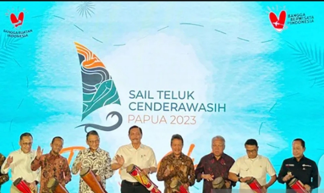 Menteri Koordinator Bidang Kemaritiman dan Investasi (Menko Marves) Luhut B. Pandjaitan Bersama Jajaran Menteri RI Saat Peluncuran Sail Teluk Cenderawasih di Jakarta, Jumat (3/2/2023). ANTARA/Maria Cicilia Galuh/pri.