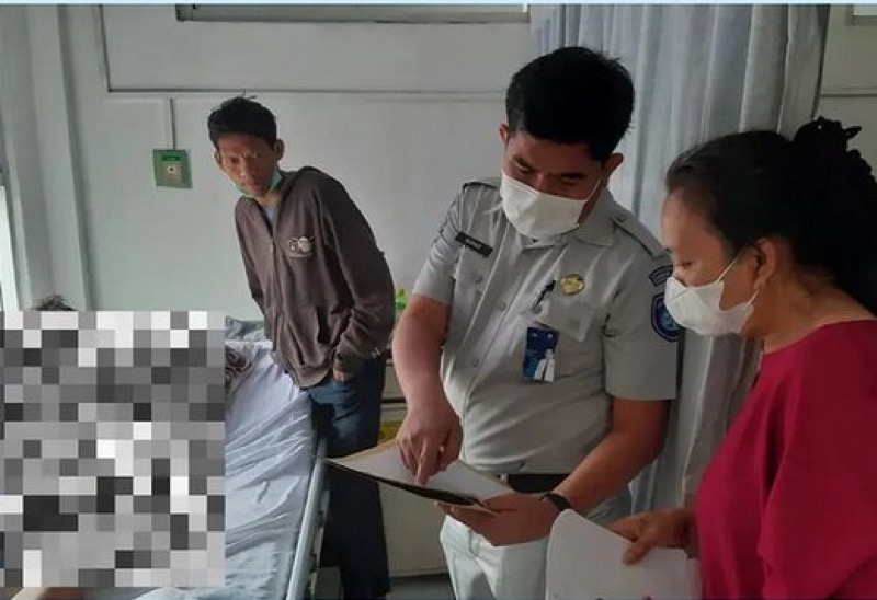 Pelaksana Administrasi Pelayanan Jasa Raharja Sukabumi, Bamas Bagus Pratama melakukan kunjungan kepada dua pasien korban kecelakaan lalu lintas yang menjalani perawatan di RSUD R Syamsudin SH Kota Sukabumi. Foto: istimewa.