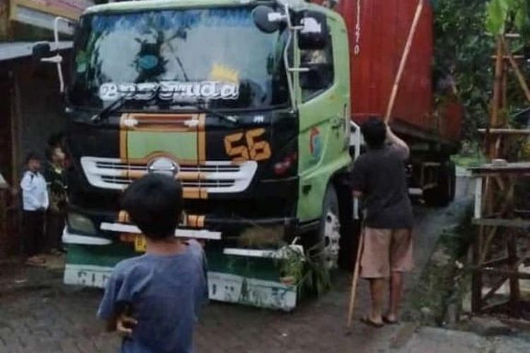 Akibat mengikuti arahan google map, sebuah truk tronton besar tersasar di jalan kecil pemukiman warga di Kampung Undrus, Desa Cijanta, Pagedangan, Kabupaten Tangerang, Jumat (3/2/2023). Tidak ada korban jiwa dalam insiden ini, tapi 2 aliran kabel listrik warga rusak.(Istimewa)